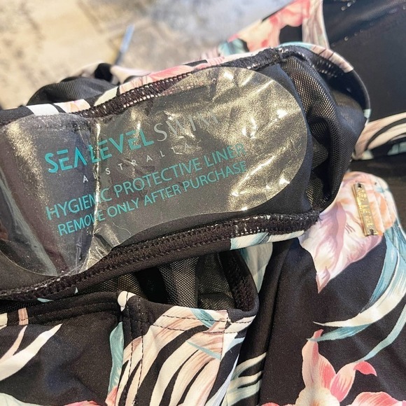 New Sea Level Escape Twist Front One Piece Black Women's Size 4 - Picture 10 of 12